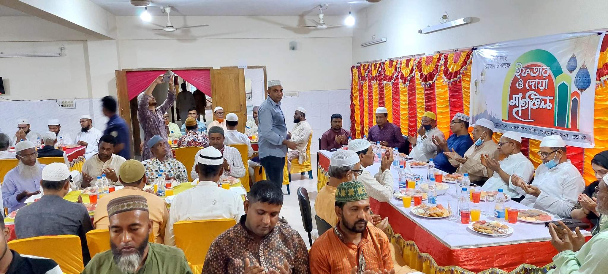 তজুমদ্দিনে বিভিন্ন পেশাজীবি সংগঠন, সাংবাদিক ও রাজনৈতিক দলের নেতৃবৃন্দকে নিয়ে থানা পুলিশের ইফতার অনুষ্ঠান