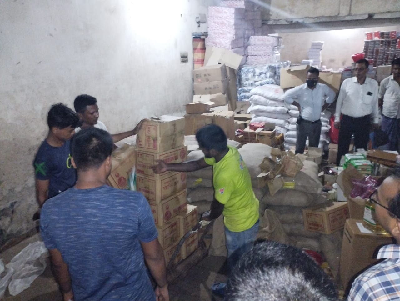বোরহানউদ্দিনে তেলের গুদামে অভিযান, ৫০ হাজার টাকা জরিমানা