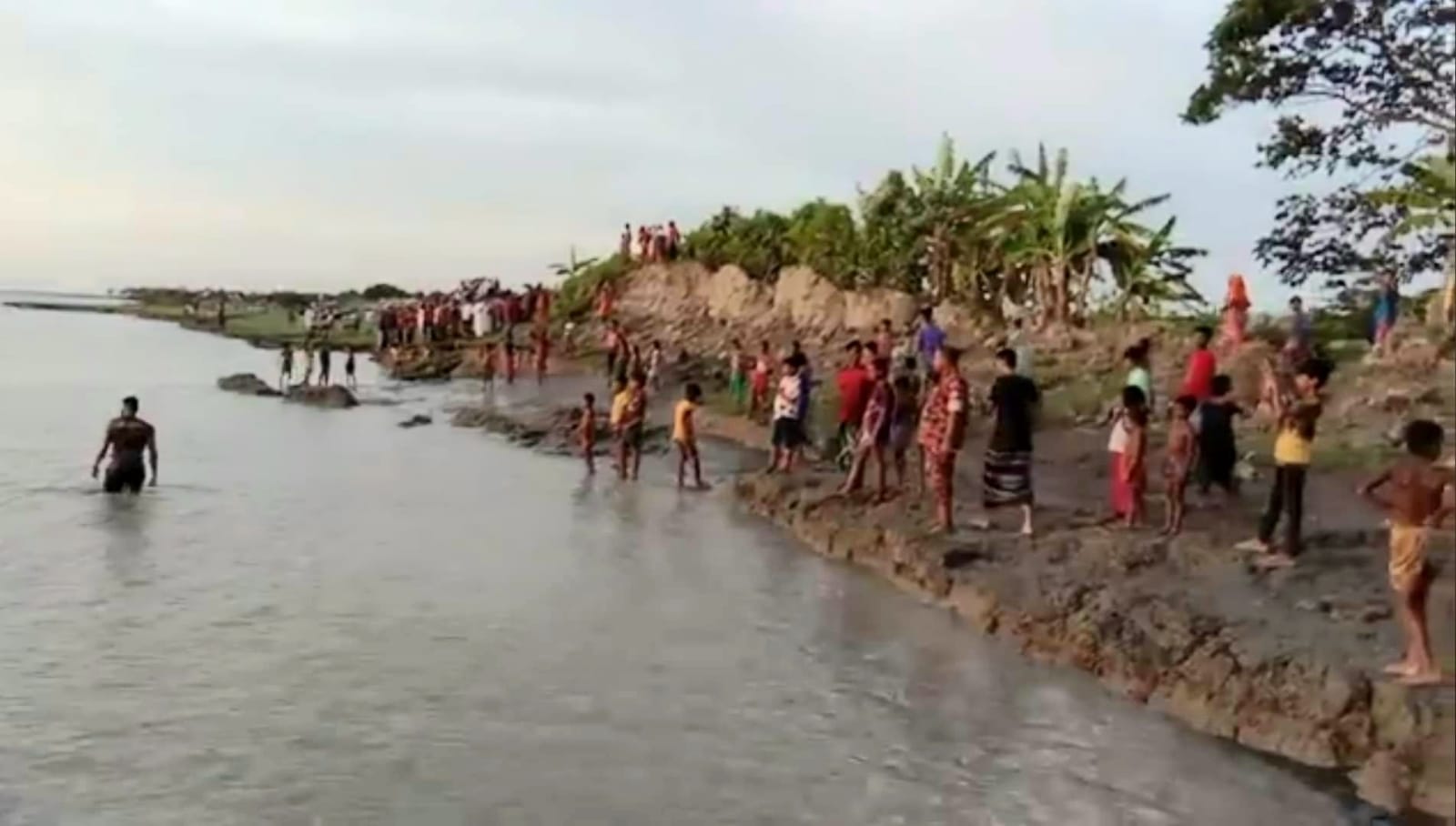 মেঘনা নদীতে সাথে সাঁতার কাটতে গিয়ে নিখোঁজ শিশু
