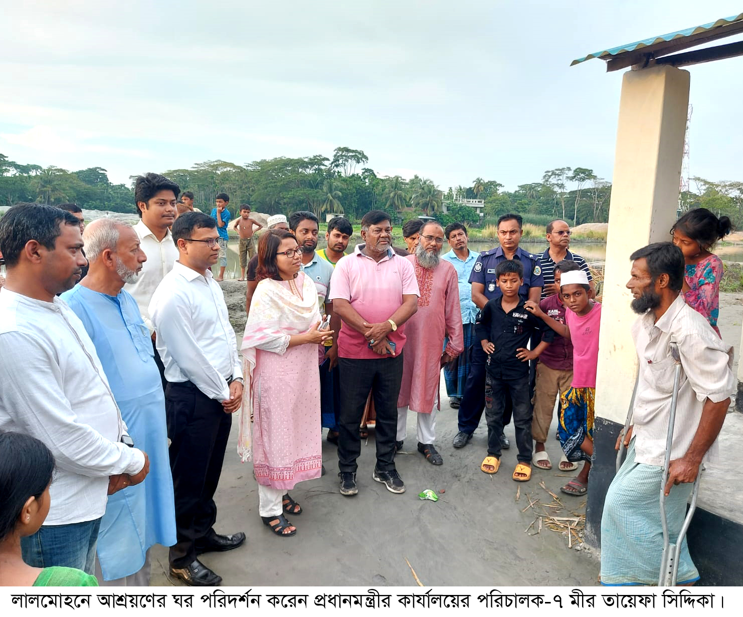 লালমোহনে আশ্রয়ণের ঘর পরিদর্শনে প্রধানমন্ত্রীর কার্যালয়ের পরিচালক