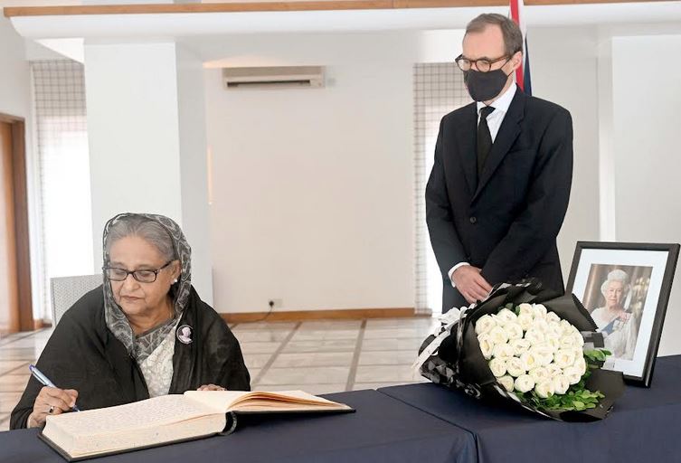 রানী দ্বিতীয় এলিজাবেথের প্রতি প্রধানমন্ত্রীর শ্রদ্ধা, শোক বইয়ে স্বাক্ষর