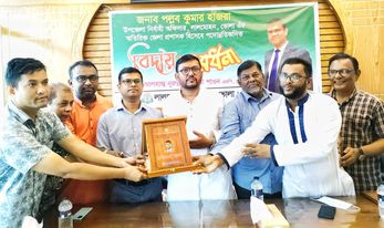 লালমোহনের ইউএনও কে প্রেসক্লাবের পক্ষ থেকে বিদায়ী সংবর্ধনা