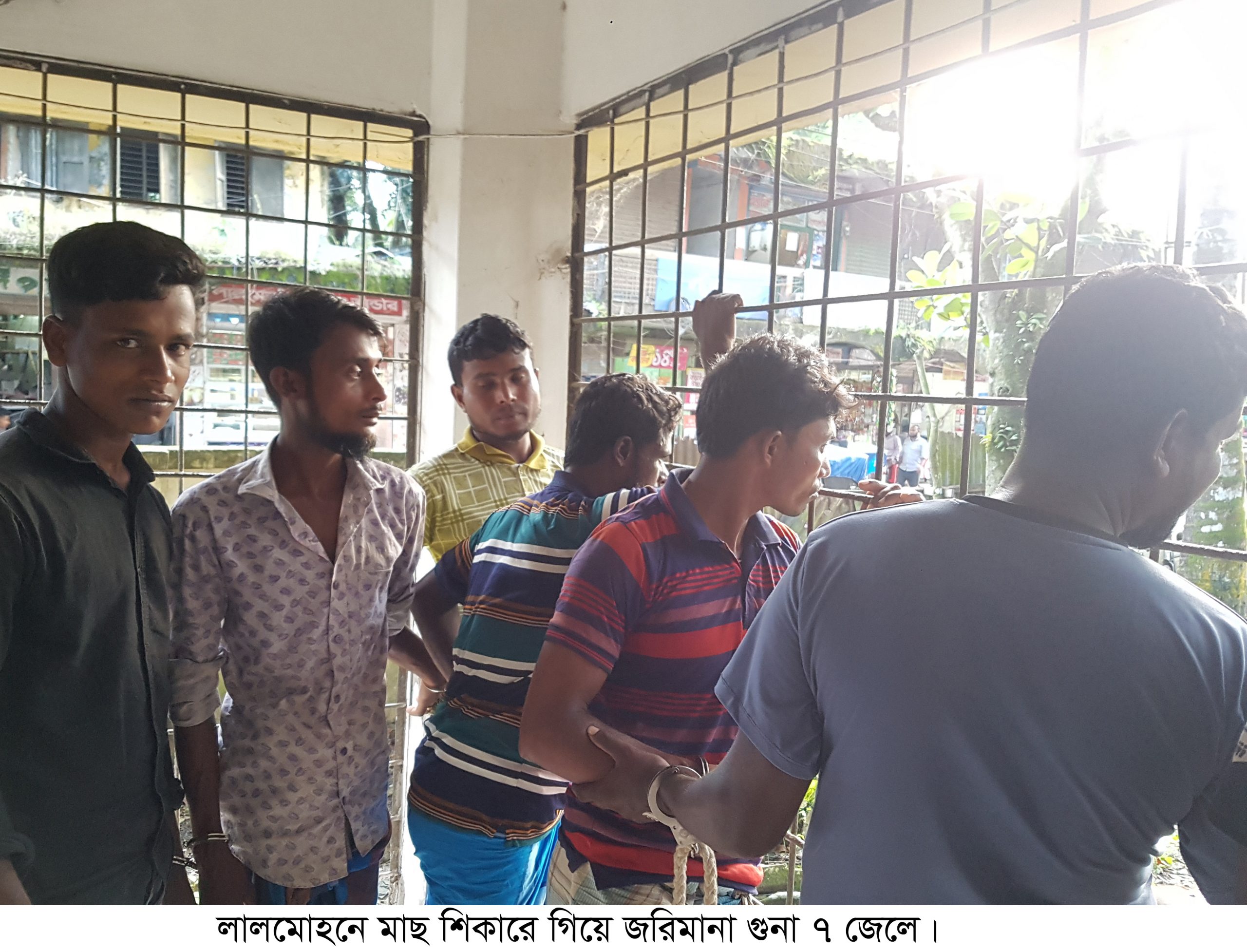 লালমোহনে নিষেধাজ্ঞা অমান্য করায় ৭ জেলের অর্থদণ্ড