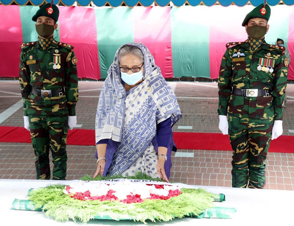 বঙ্গবন্ধুর সমাধিতে ফুল দিয়ে শ্রদ্ধা জানালেন প্রধানমন্ত্রী