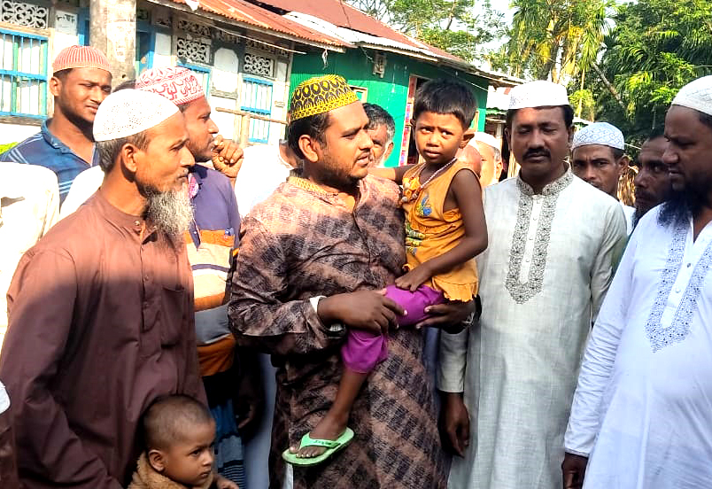 লালমোহনে মা হারা দুই সন্তানের পাশে আওয়ামী লীগ নেতা রাব্বী