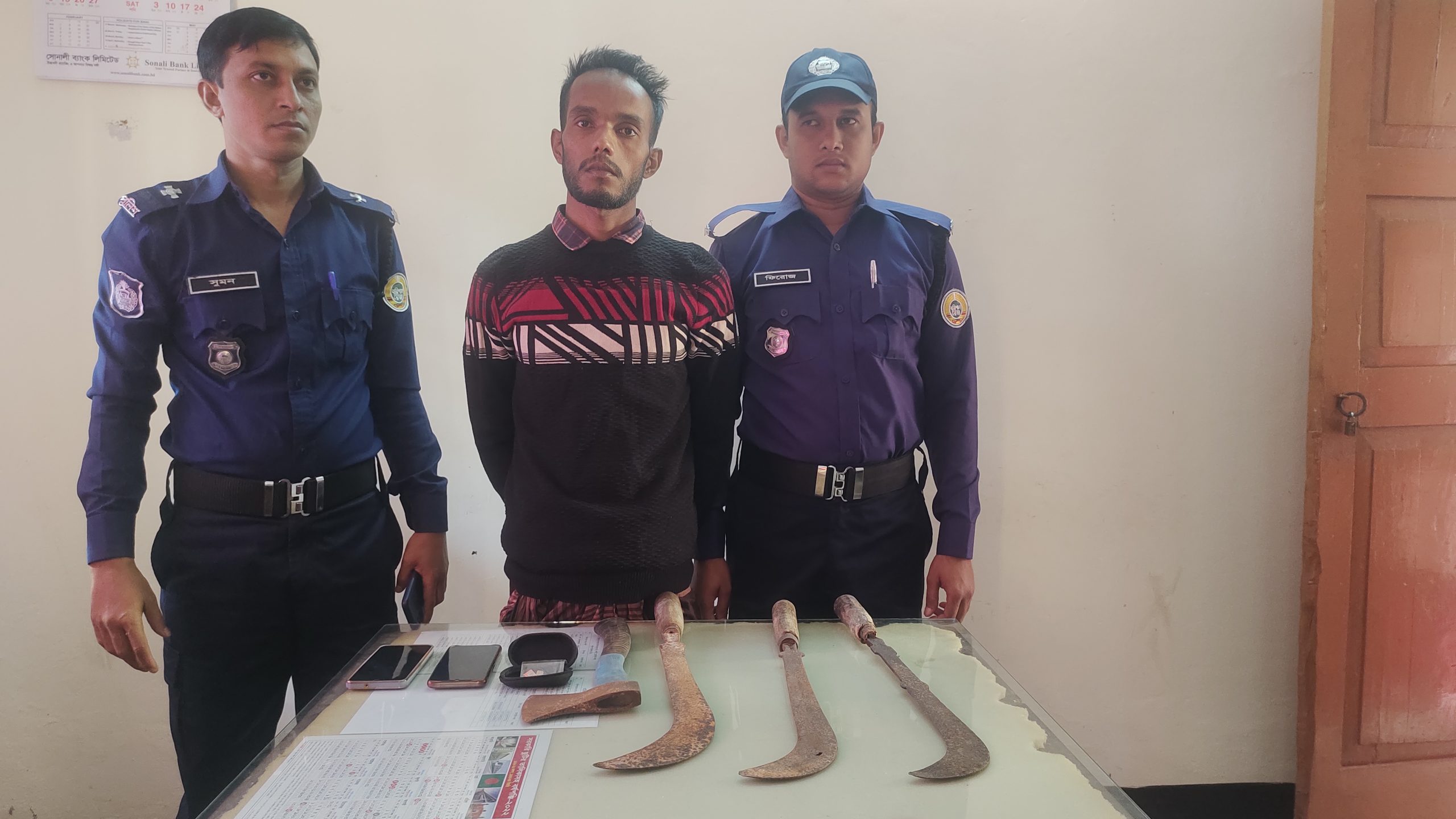 নাজিরপুরে দেশীয় অস্ত্র সহ আন্ত: ডাকাত দলের দুই সদস্য আটক