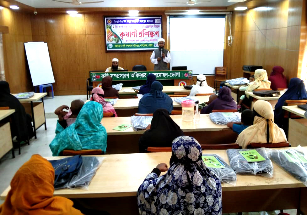 লালমোহনে কৃষাণীদের নিরাপদ খাবার প্রস্তুতকরণ বিষয়ক প্রশিক্ষণ