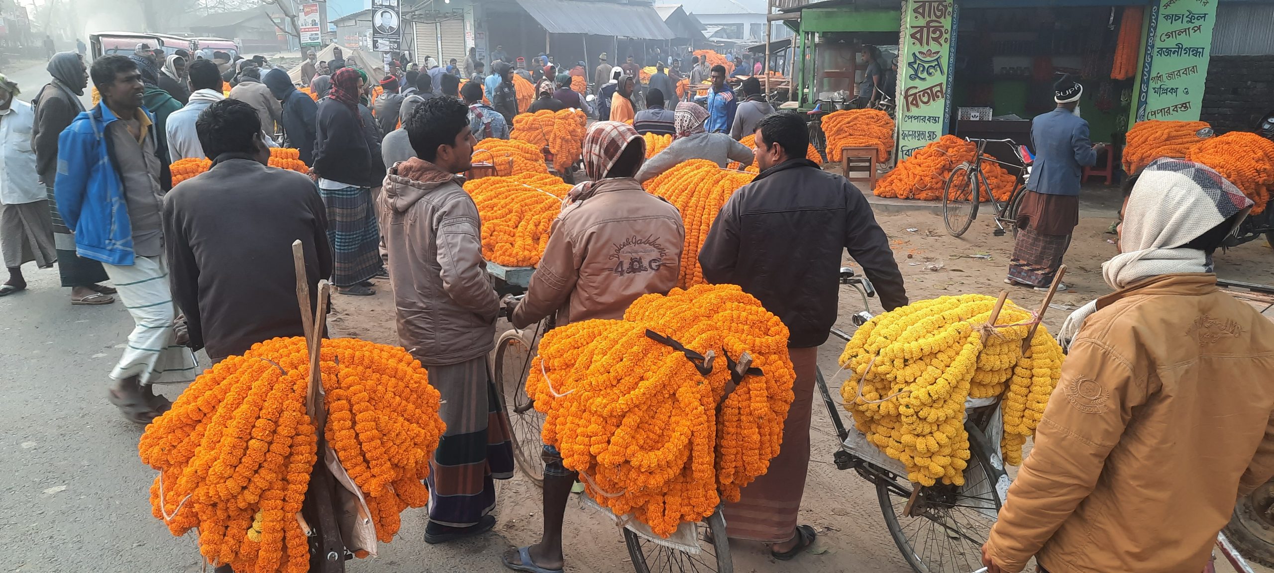 ঝিনাইদহে ঘণ্টায় ২০ লাখ টাকার ফুল বেচাকেনা