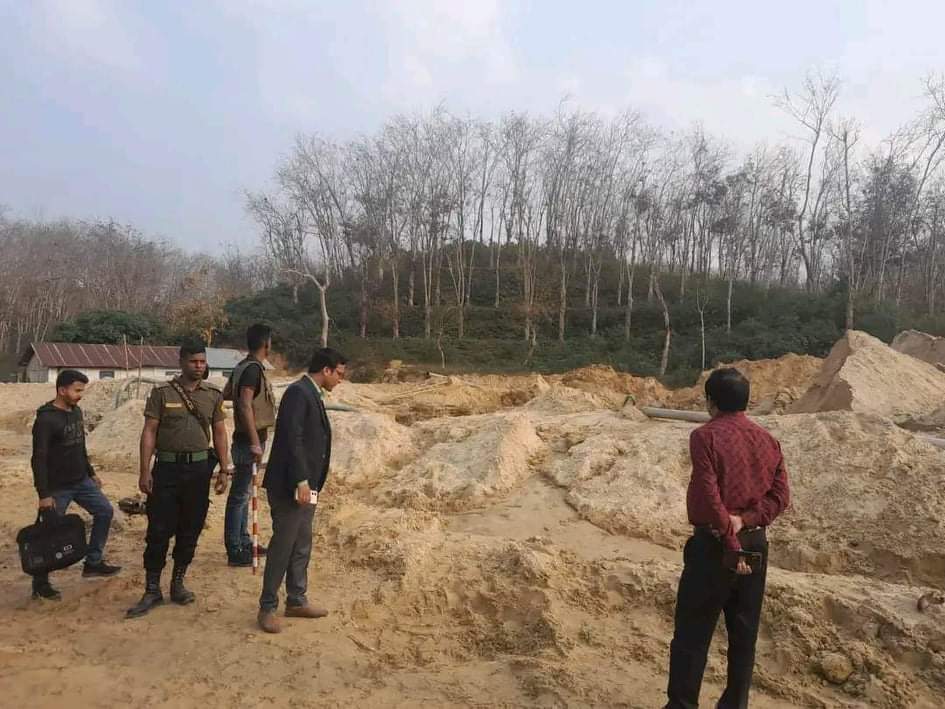অবৈধভাবে বালু উত্তোলনের দায়ে জরিমানা
