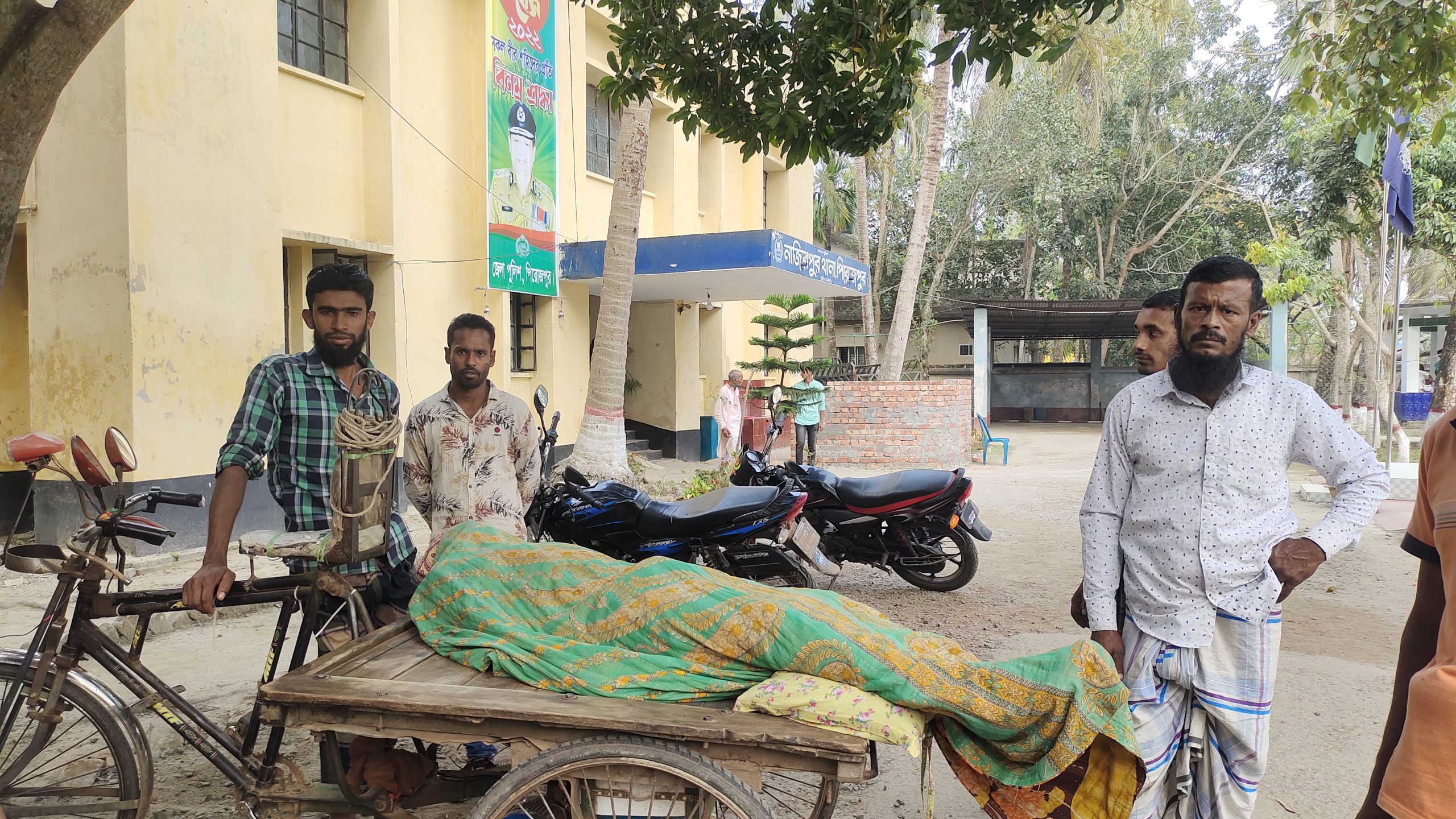 নাজিরপুরে নারিকেল গাছ থেকে পড়ে যুবকের মৃত্যু