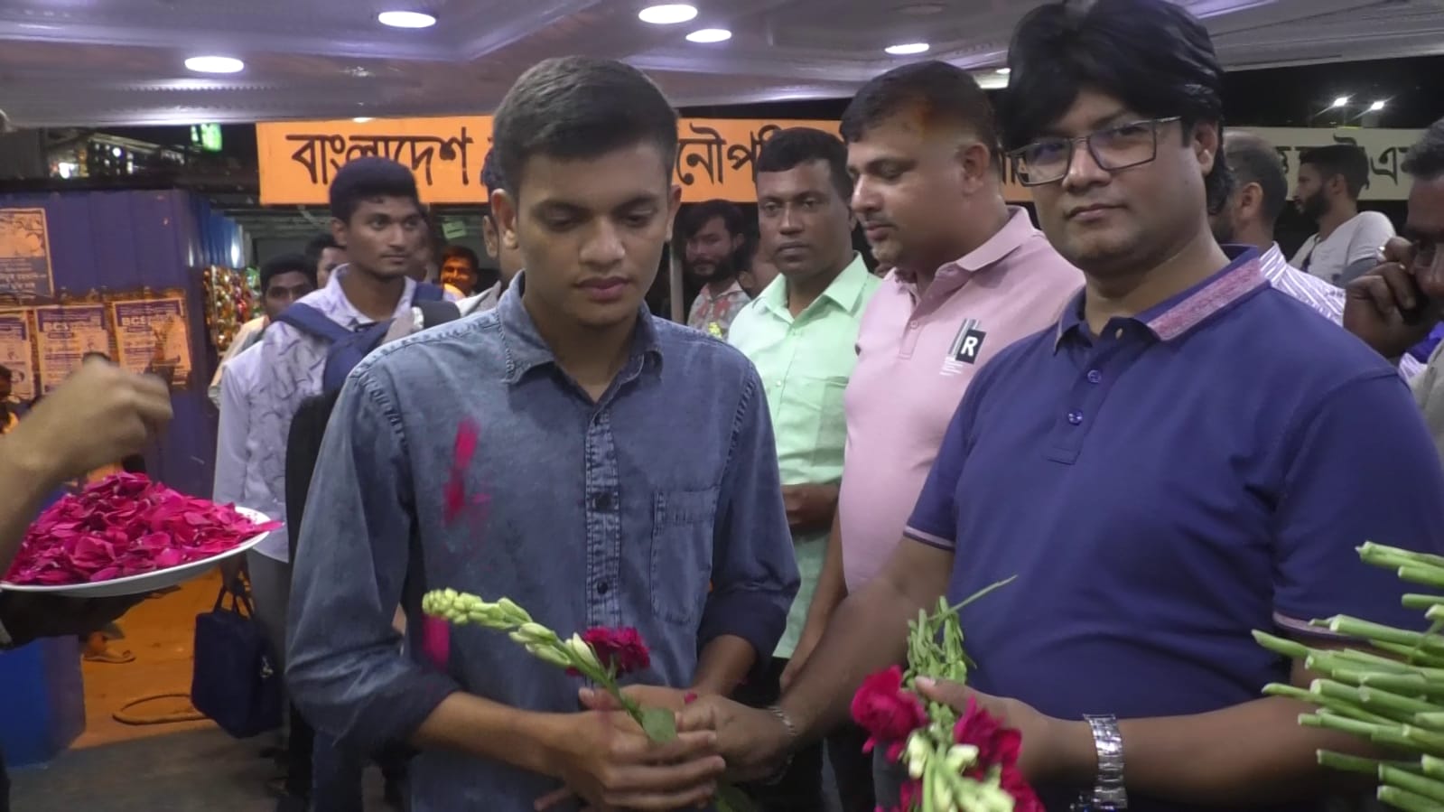 পুলিশ সদস্যদের গোলাপ দিয়ে বরণ করে লঞ্চে তুললেন সুরভী-৮ কতৃপক্ষ