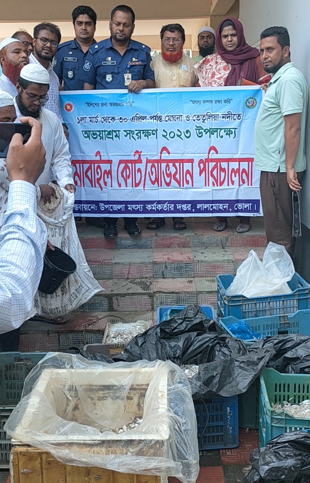 লালমোহনে বিভিন্ন বাজারে অভিযান, ৬ জেলের জরিমানা