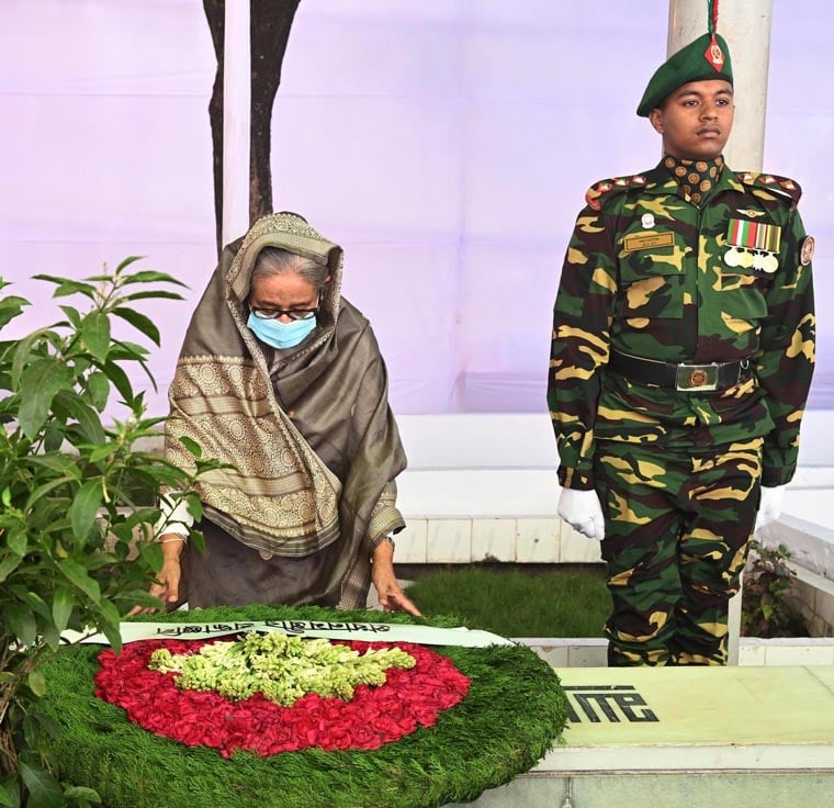 বনানি গোরস্থানে ১৫ আগস্টের শহীদদের কবরে প্রধানমন্ত্রীর শ্রদ্ধা নিবেদন