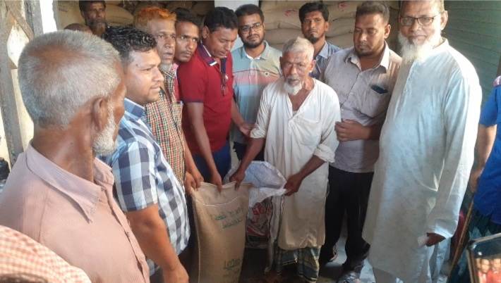 লালমোহনে জেলেদের মাঝে চাল বিতরণ