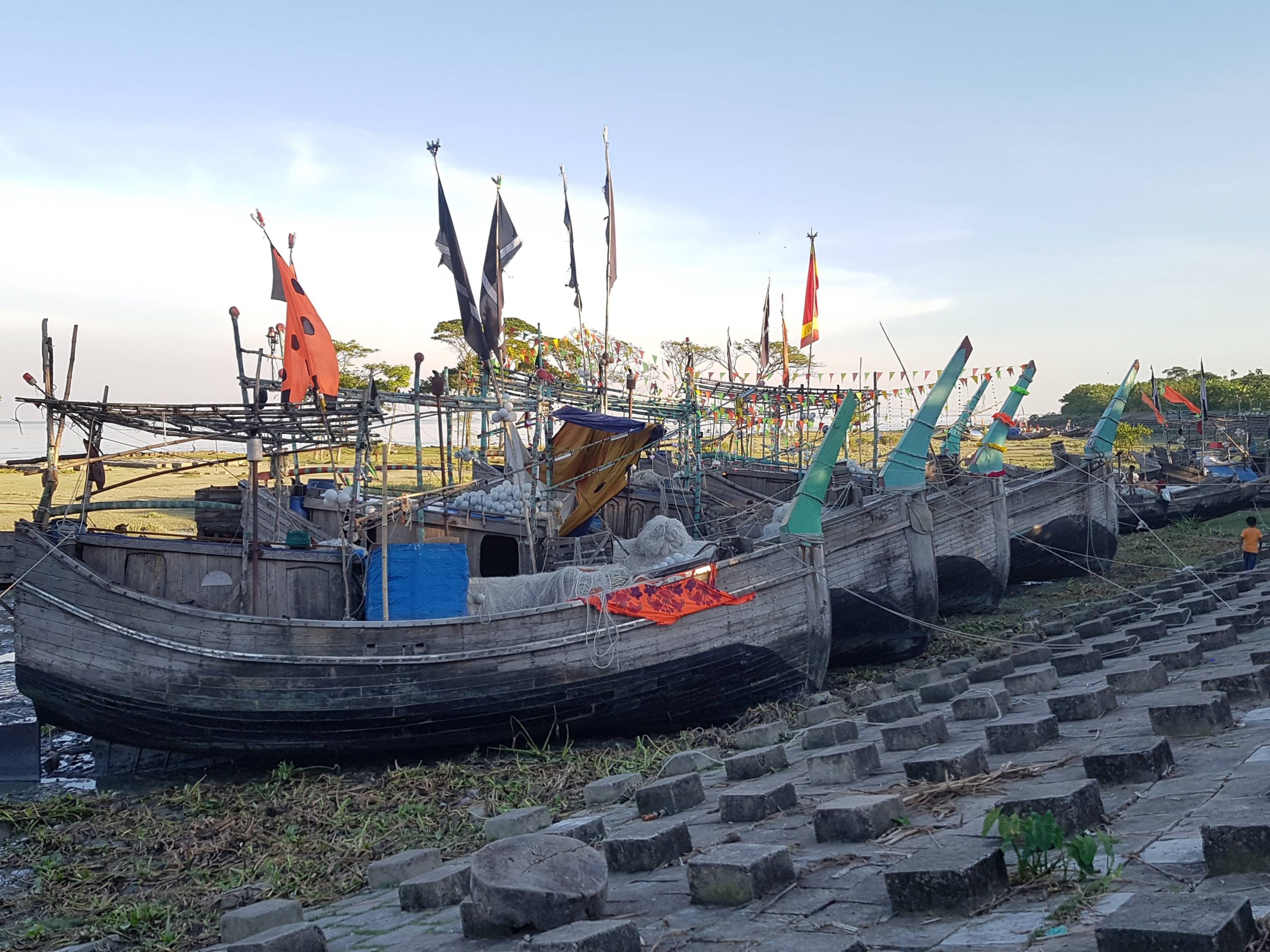 ভোলায় বঙ্গোপসাগরে মাছ শিকারে গিয়ে নিখোঁজের ৫ জেলের মরদেহ উদ্ধার, নিখোঁজ ২, চিকিৎসাধীন ৬
