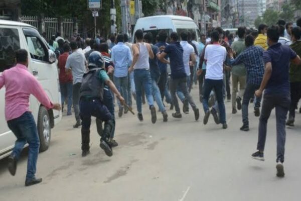 রাজধানী ঢাকায় পুলিশের সঙ্গে বিএনপি`র দফায় দফায় সংঘর্ষ