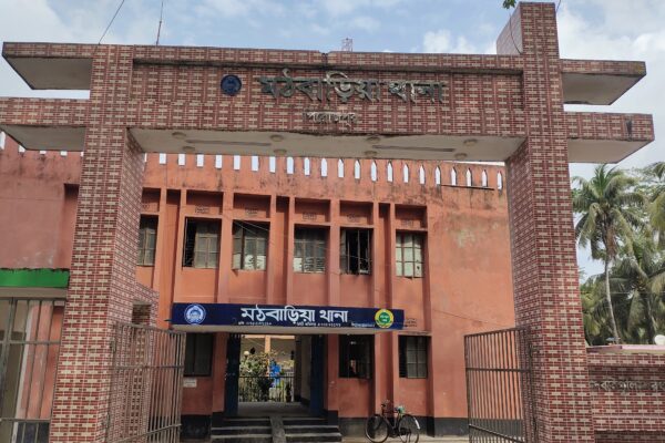 মঠবাড়িয়ায় স্বর্ণালংকার ও নগদ টাকা ছিনিয়ে নেয়ার অভিযোগে আটক ৫
