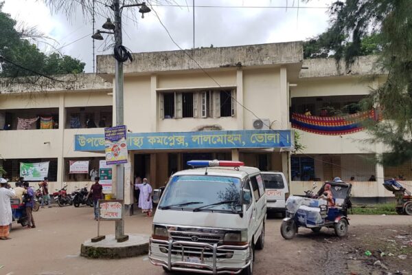 পুত্রবধূ বাঁচাতে গিয়ে হাত ভাঙলো মায়ের