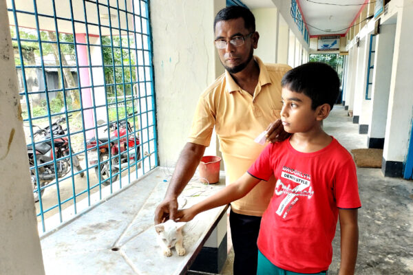 বিড়াল নিয়ে প্রাণিসম্পদ কার্যালয়ে শিশু দিদার