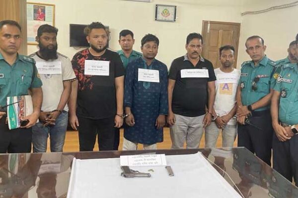 রাজধানীর বাড্ডা থেকে বিদেশি পিস্তল, ম্যাগজিন ও গুলিসহ আটক ৫
