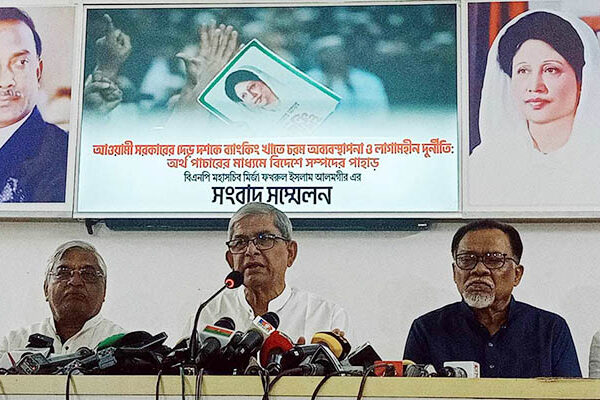 সরকার অর্থনীতিকে মহাবিপর্যয়ের দিকে ঠেলে দিয়েছে: মির্জা ফখরুল