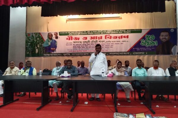 লালমোহনে প্রান্তিক কৃষকদের মাঝে বীজ ও সার বিতরন করলেন এমপি শাওন