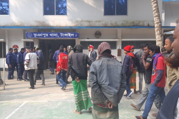 টাঙ্গাইলের ভৃঞাপুরে সিএনজির চালককে অর্ধনগ্ন করায় পুলিশের শাস্তির দাবীতে শ্রমিকদের বিক্ষোভ