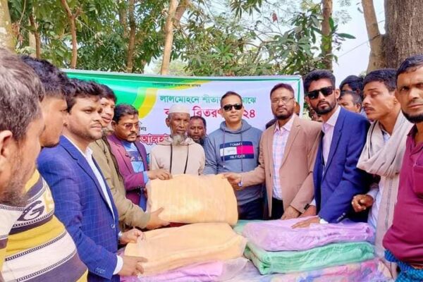 বিচ্ছিন্ন চরকচুয়াখালীর শীতার্ত মানুষের মাঝে লালমোহন ফাউন্ডেশনের শীতবস্ত্র বিতরণ