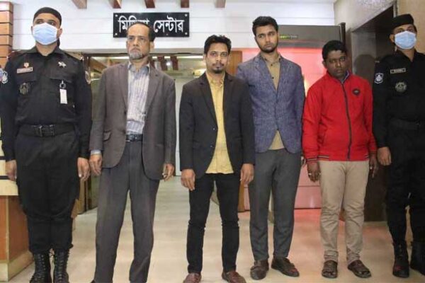 চাকুরী দেওয়ার নামে প্রতারনা, আটক ৪