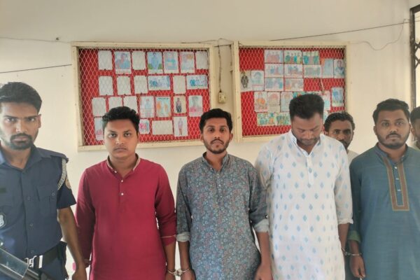 পিরোজপুরে প্রিজনভ্যান থামিয়ে চালককে মারধর; জেলা পরিষদের সাবেক সদস্যসহ গ্রেফতার-৬