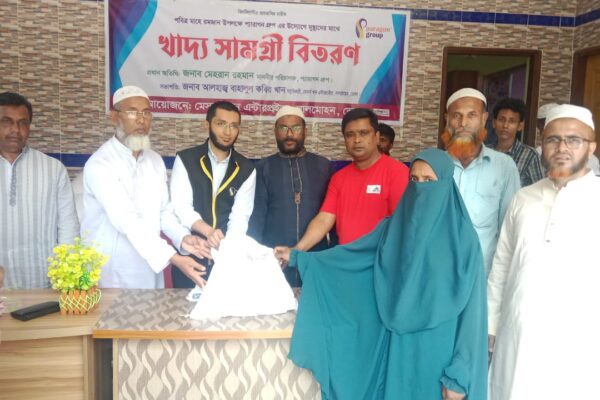 লালমোহনে প্যারাগন গ্রুপের পক্ষ থেকে অসহায় মানুষের মাঝে খাদ্য সামগ্রী বিতরণ
