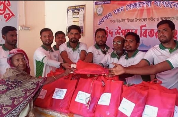 লালমোহনে ঈদ উপহার নিয়ে অসহায়দের বাড়ি বাড়ি একতার বন্ধন স্বেচ্ছাসেবী সংগঠন