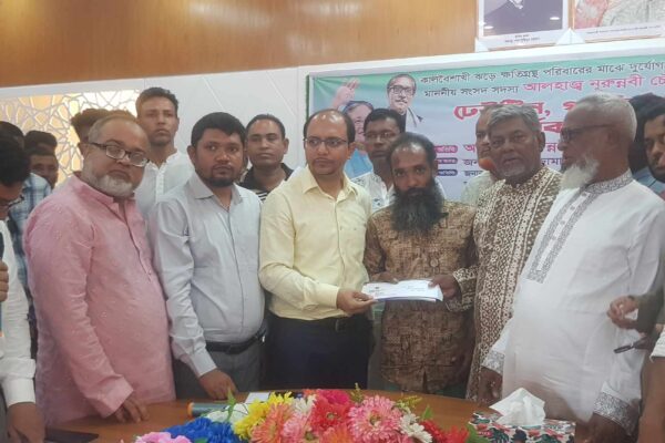 লালমোহনে সহায়তা পেলো ঝড়ে ক্ষতিগ্রস্ত পরিবার