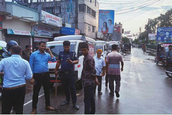 রাত পোহালেই ঝালকাঠি সদর ও নলছিটি উপজেলা পরিষদের নির্বাচন, যানবাহনে তল্লাশী ও অবৈধ যানবাহন আটক করছে মোবাইল টিম