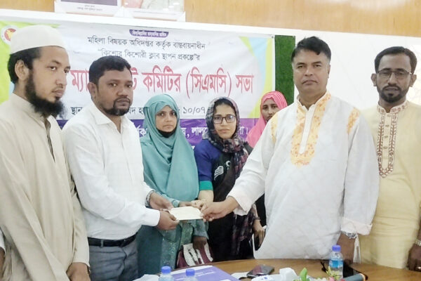 লালমোহনে কিশোর-কিশোরী ক্লাবের কো-অর্ডিনেটরদের মাঝে সম্মানীর চেক বিতরণ