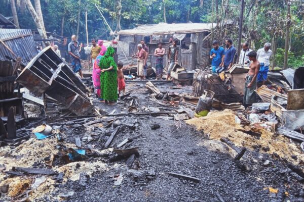 ঝালকাঠির বাদলকাঠি গ্রামের আগুন লেগে দুই ভাইয়ের বসত বাড়ি ভস্মিভুত