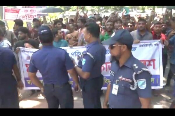 মাভাবিপ্রবিতে কোটা বাতিলের দাবিতে সড়ক অবরোধ