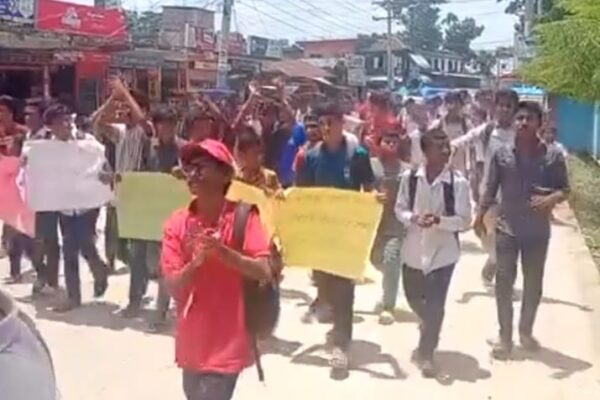 লালমোহনে প্রধান শিক্ষকের পদত্যাগের দাবিতে শিক্ষার্থীদের বিক্ষোভ