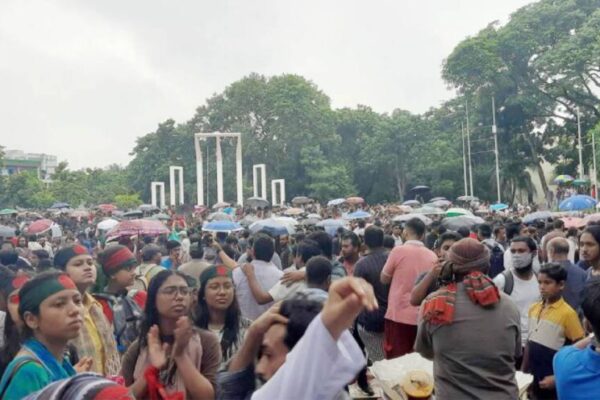স্লোগানে স্লোগানে উত্তাল শহীদ মিনার