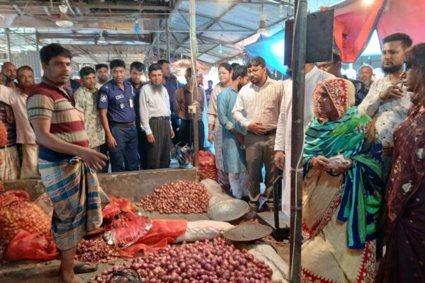 টাঙ্গাইলে দ্রব্যমুল্যে নিয়ন্ত্রণে বিশেষ টাস্কফোর্স কমিটির অভিযান