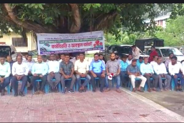 টাঙ্গাইলে ১০ম গ্রেড বাস্তবায়নের দাবিতে অনিদিষ্টকালের জন্য সার্ভেয়ারদের কলম বিরতি