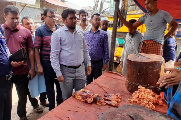 লালমোহন বাজার মনিটরিং করলেন ইউএনও