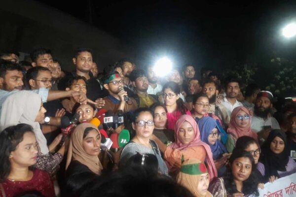 বঙ্গভবনের বিলাসিতা ছেড়ে নিজের পথ দেখুন, রাষ্ট্রপতিকে হাসনাত আব্দুল্লাহ