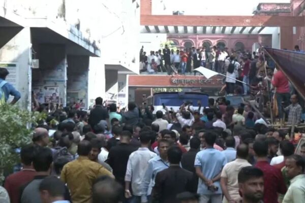 প্রিজন ভ্যান ঘিরে বিক্ষোভ ও মসজিদসহ স্থাপনায় হামলা, চিন্ময়কে কারাগারে নিতে বাধাঁ