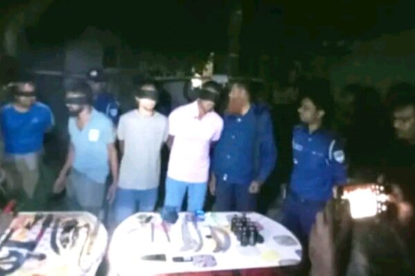 শৈলকুপার কানাই-বলাই গ্রুপের গ্যাংলিডার গ্রেফতার, এলাকাবাসীর মিষ্টি বিতরণ
