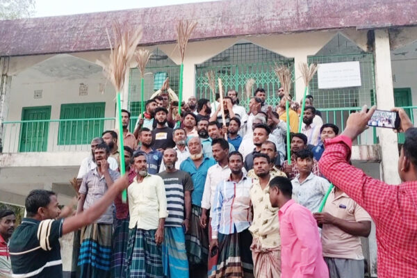 লালমোহনে ইউপি চেয়ারম্যান ও আওয়ামী লীগ নেতার বিরুদ্ধে ঝাড়ু নিয়ে বিক্ষোভ