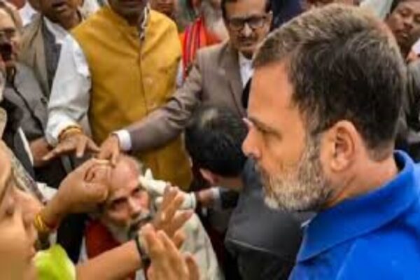 ভারতের পার্লামেন্টে বিজেপি-কংগ্রেস এমপিদের হাতাহাতি