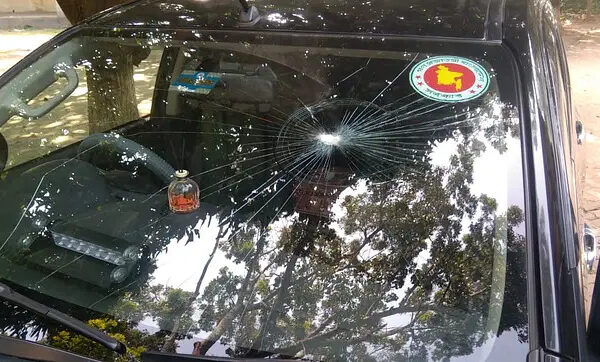 বিজয় দিবসের অনুষ্ঠানে অব্যবস্থাপনার অভিযোগ , ইউএনওর গাড়ি ভাঙচুর