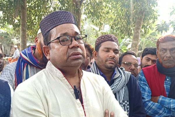 বাবার জানাজার মাঠ থেকে শিল্পী মনির খানের আইফোন চুরি