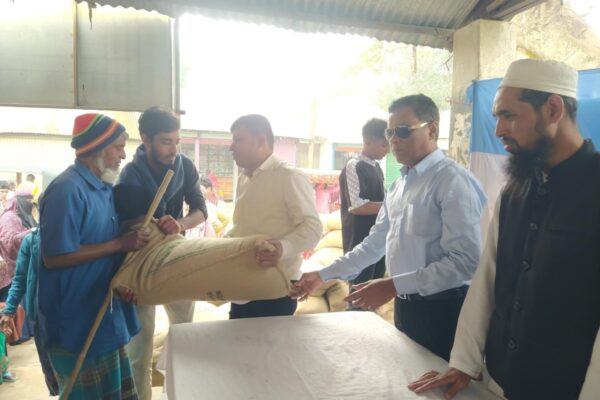 টাঙ্গাইলে দৃষ্টি প্রতিবন্ধীদের মাঝে জি আর চাল বিতরণ
